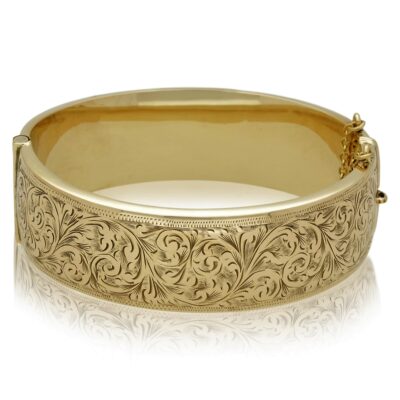 VINTAGE 9CT YELLOW GOLD ENGRAVED HINGED BANGLE - 1977