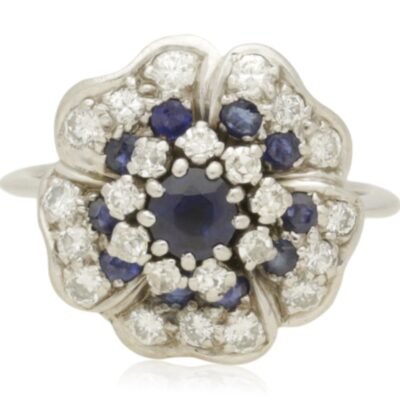 VINTAGE WHITE GOLD SAPPHIRE & DIAMOND CLUSTER RING -20TH C